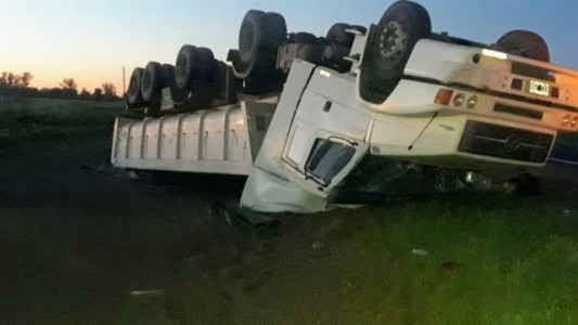 Impresionante vuelco de un camión cargado con soja sobre la ruta 18
