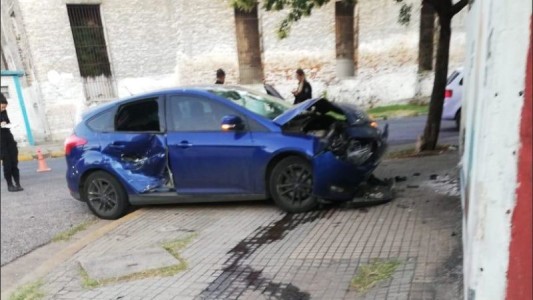 Fuerte choque en Zeballos y Riccheri terminó con un auto estrellado contra la pared