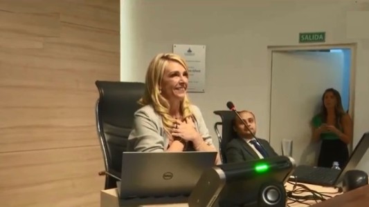 Schmuck fue elegida para presidir el Concejo, en una jornada de polémicas internas