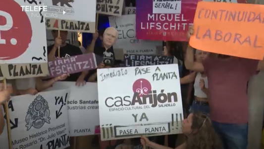 Protesta de trabajadores del área de Cultura en la sede del Ministerio