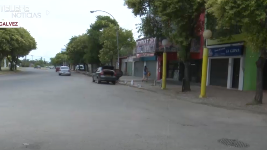 Se salvaron de milagro: impresionante choque contra un kiosco de V. G. Gálvez