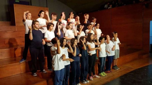 Egresaron los primeros alumnos de primaria con formación en Lengua de Señas del país