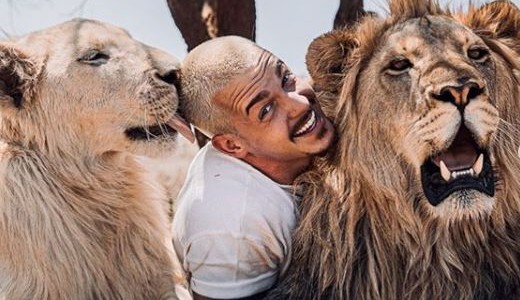 La escena entre un león y su cuidador que causó ternura en las redes