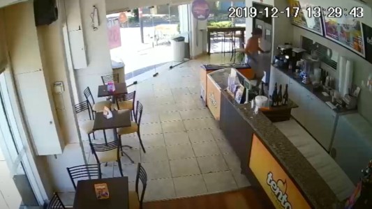 A plena luz del día, asaltan una heladería en la zona sudoeste