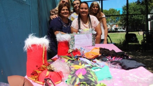 Un grupo de mujeres confeccionó y donó mallas a una colonia municipal