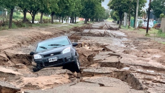 Temporal en Córdoba: se abrió un cráter en el asfalto mientras circulaba una familia en auto