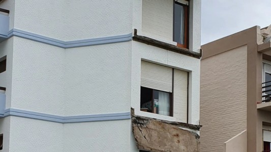 Se derrumbaron tres balcones de un edificio en Villa Gesell