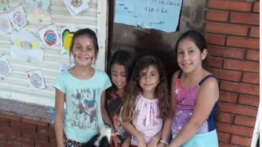 Venden dibujos para poder comprar alimento para perros callejeros