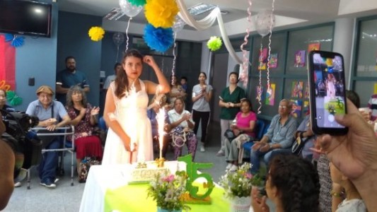 Sus médicos y compañeros de diálisis le prepararon una fiesta sorpresa por sus 15