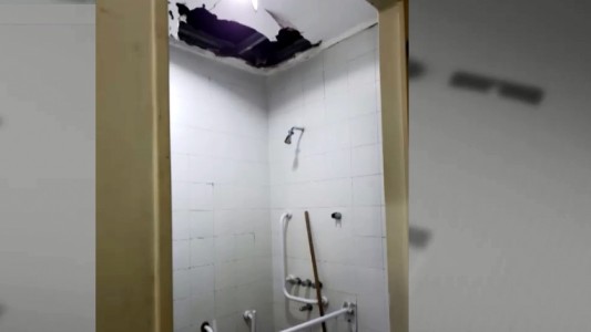 Estaba internado con custodia policial e intentó escapar por los conductos de aire