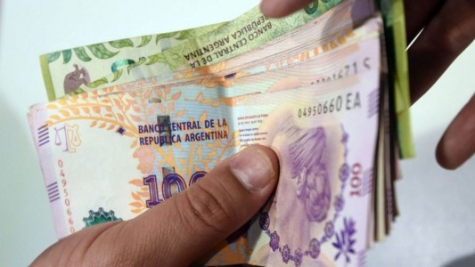 Oficializan el aumento salarial de 4.000 pesos para estatales nacionales