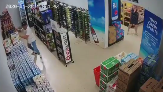 Hombre trata de salvar las cervezas en medio del sismo