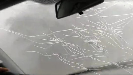 Registraron el momento en el que manejaban bajo una impresionante tormenta de granizo