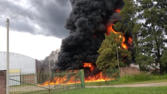 Explosión e incendio en un galpón en Recreo Sur: una persona fallecida