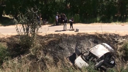 Encontraron un cadáver al lado de un auto incendiado en el camino de acceso a Cargill