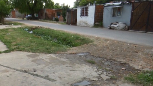 Un hombre salió a la calle armado y disparó contra dos vecinos