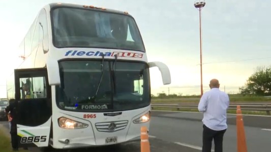Balearon dos colectivos en plena ruta en Santa Fe