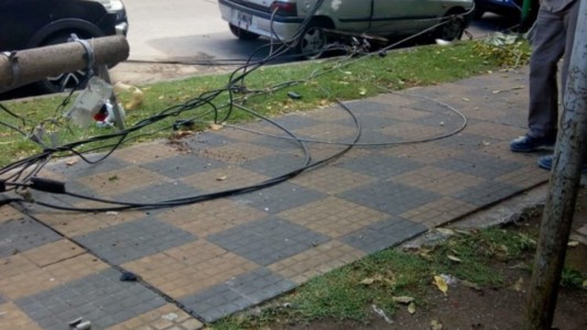 Tragedia en La Plata: camión derribó un poste de luz y mató a un médico