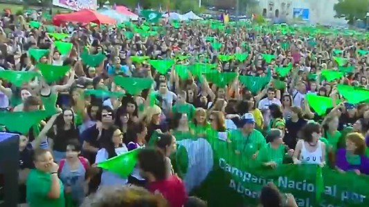 #19F en Rosario: miles de manifestantes se sumaron al "pañuelazo verde" por el aborto legal