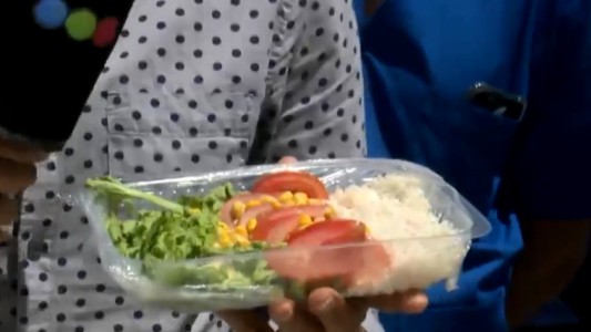 Médicos del Centenario reclaman por la mala calidad de la comida que reciben en el hospital