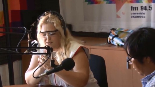 En medio de la cuarentena, dan clases a los chicos de un barrio a través de una FM comunitaria