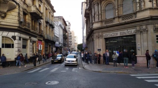 Colas eternas en el microcentro para cobrar jubilaciones e ingresos de emergencia