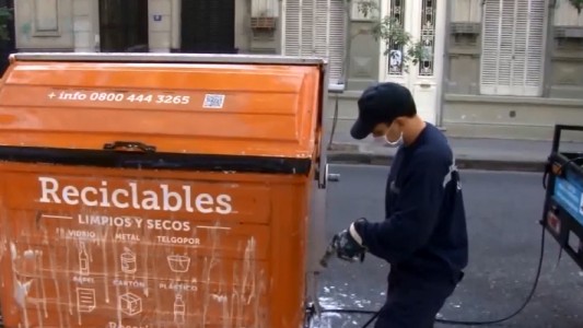 Desinfectan los 10 mil contenedores de basura que están en la vía pública