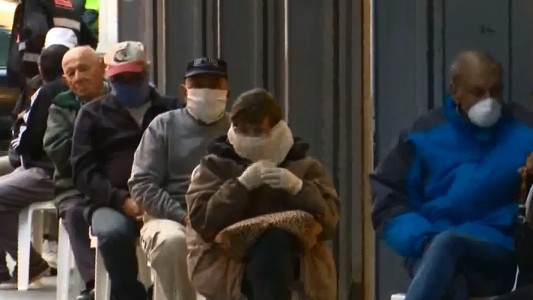 Pese a la lluvia, los bancos comenzaron la jornada con largas colas frente a sus puertas