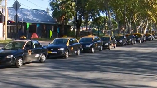 Peones de taxis reclaman asistencia económica ante un movimiento casi nulo para el sector