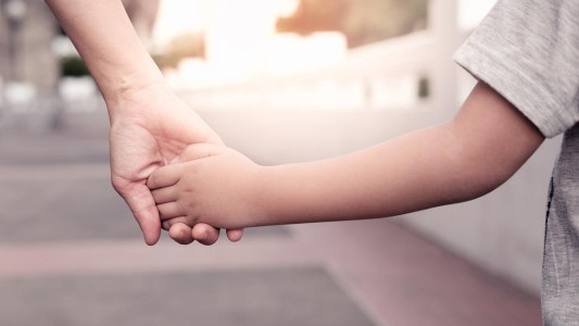 Proponen autorizar "paseos acotados" con chicos durante la cuarentena