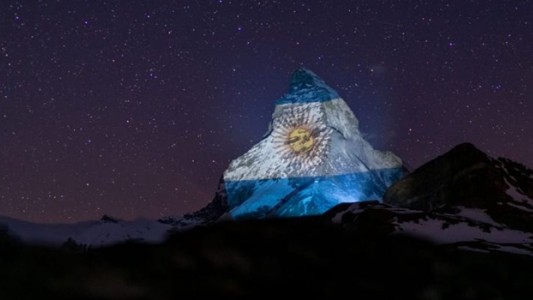 La Bandera argentina fue proyectada en los alpes suizos, en “señal de esperanza y solidaridad”