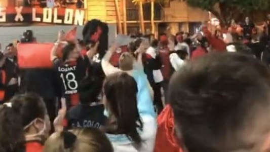 Los hinchas de Colón rompieron la cuarentena para festejar los 115 años del club