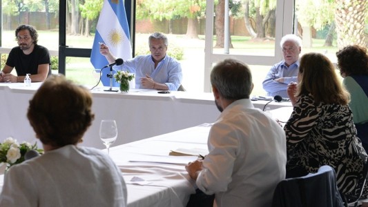 Alberto Fernández analiza la reapertura progresiva de la cuarentena con expertos