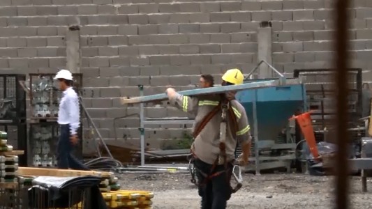 Constructoras reclaman poder incorporar más operarios para grandes obras
