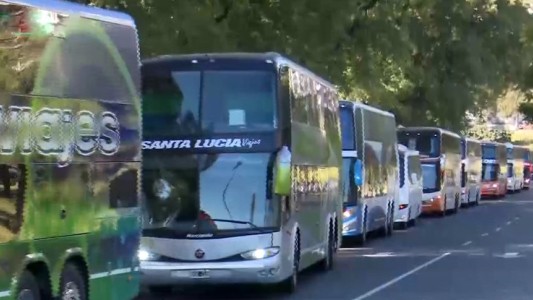 Bocinazo y marcha de transportistas de turismo: piden la emergencia para el sector