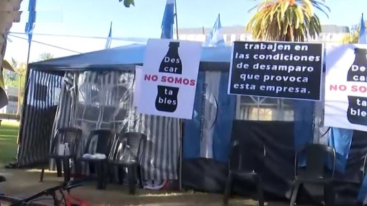 Trabajadores de servicios de delivery reclaman con una carpa de protesta en plaza San Martín