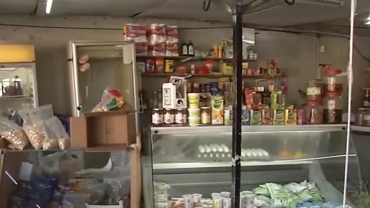 Con capucha y barbijo, un delincuente armado robó un comecio barrial de zona noroeste