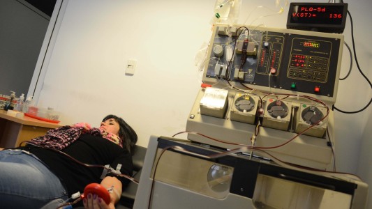 Dos santafesinos recuperados de Covid-19 donaron plasma para el ensayo clínico nacional