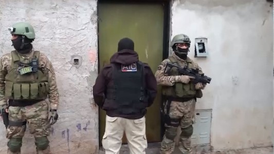 En múltiples allanamientos, cayó una presunta banda de "narcopolicías"