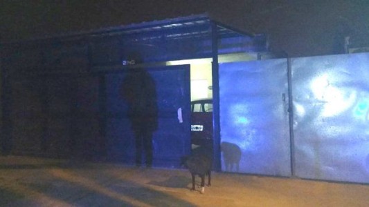 Acribillan a balazos a un hombre en la vereda de su casa en Villa Gobernador Gálvez