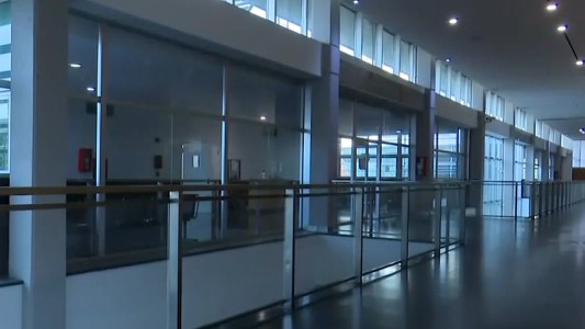 Tenía síntomas, se hizo el hisopado y huyó del HECA