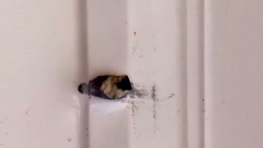 Balearon el frente de una vivienda en zona oeste