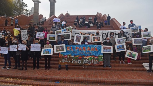 Ambientalistas denunciaron una "catástrofe" en el Delta mediante un abrazo al río Paraná