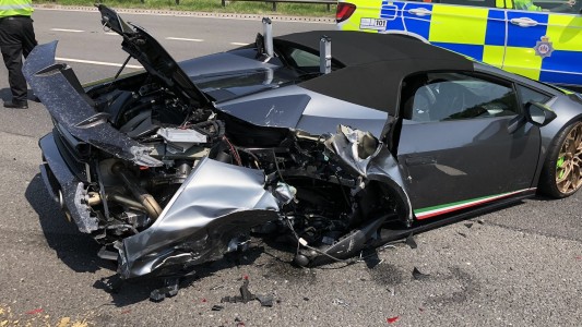 Chocó y destrozó su auto de 310 mil dólares, 20 minutos después de sacarlo de la concesionaria
