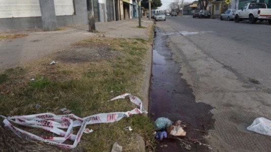 Dos personas en moto asesinan de un balazo en el ojo a un joven en barrio Larrea