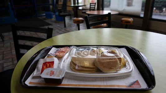 Agredió a un empleado de una casa de comidas porque le pidió que use tapabocas en el local