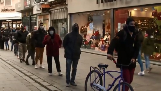 Largas filas fuera de los bancos para cobrar el IFE