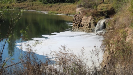 Denuncian que la contaminación del Arroyo Saladillo se incrementó durante la cuarentena