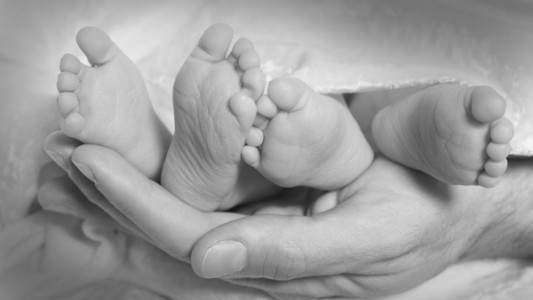 Dio a luz a mellizas, pero nacieron en diferentes localidades de Santa Fe