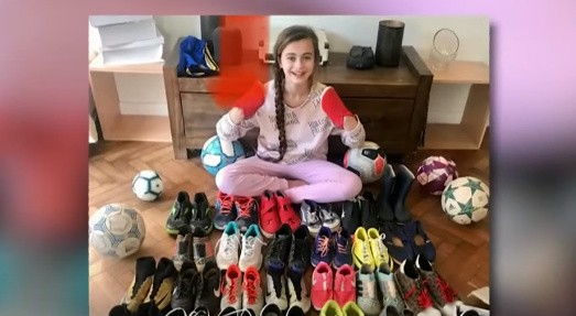 Tiene 10 años, es futbolista, y juntó más de 120 pares de botines para ayudar a otros chicos